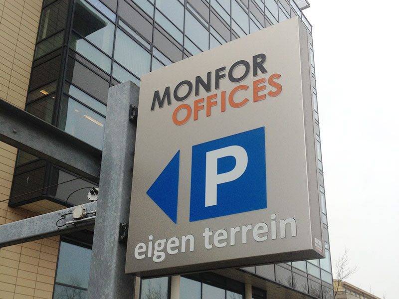 Monfor Offices ingang parkeerterrein